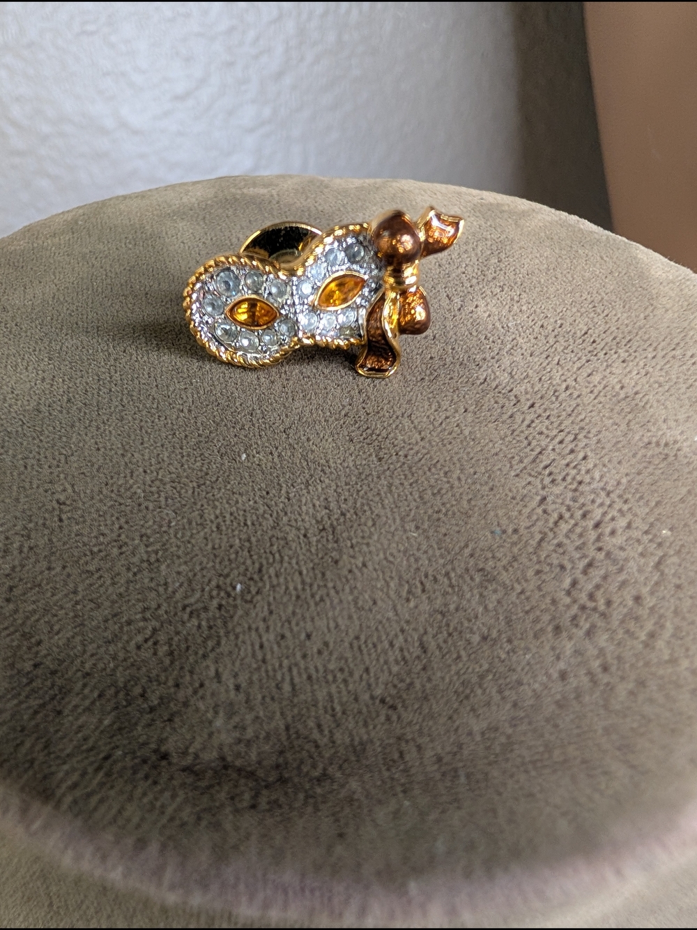 Vintage 1999 Swarovski Crystal Masquerade Mask Lapel Pin Or Tie Tack Gold Tone